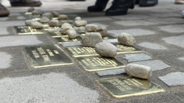 Verlegung von Stolpersteinen für die Familie Deresiewicz Image