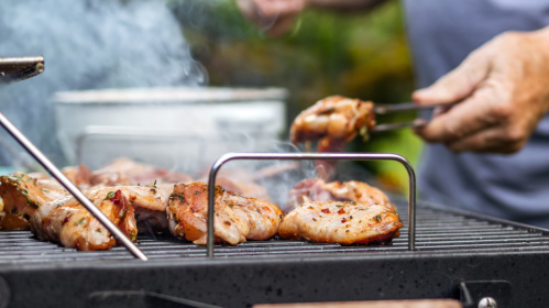 Grillen Mann grillt Fleisch