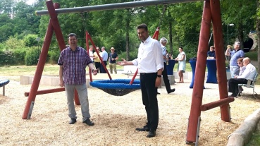OB Uwe Conradt (rechts) und Bezirksbürgermeister Ralf-Peter Fritz auf dem Spielplatz in den Herrensohrer Wiesen Image