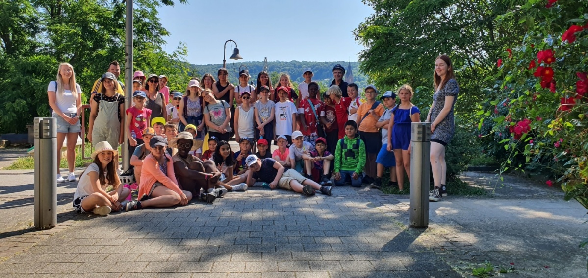Deutsch-Französischen Begegnungsprojekt Gruppenfoto von der Klassen der Freiwillige Ganztagsgrundschule Rastpfuhl und der école Elémentaire Welferding