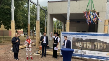Bildungsdezernentin Dr. Sabine Dengel, Tsonka Tsonkova (GMS), OB Conradt, Zimmermeister Sven Folz und Baudezernent Patrick Berberich (v.l.n.r.) beim Richtspruch für die Bildungswerkstatt in Malstatt Image