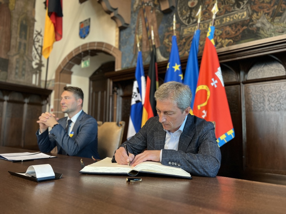 OB Conradt und Kowels Bürgermeister Tschaika unterzeichnen Vertrag zur Solidaritätspartnerschaft Lord Mayor Conradt and Kowel's mayor Tschaika sign solidarity partnership agreement