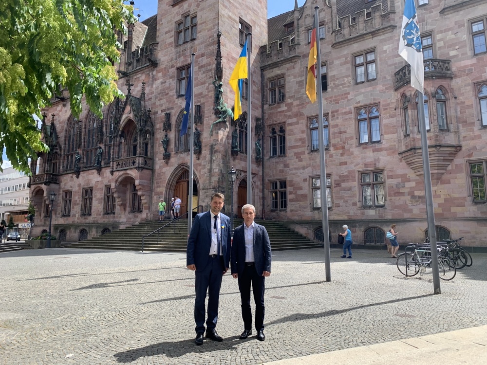 Les maires Uwe Conradt et Ihor Tschaika devant l'hôtel de ville de Sarrebruck Les maires Uwe Conradt et Ihor Tschaika devant l'hôtel de ville de Sarrebruck