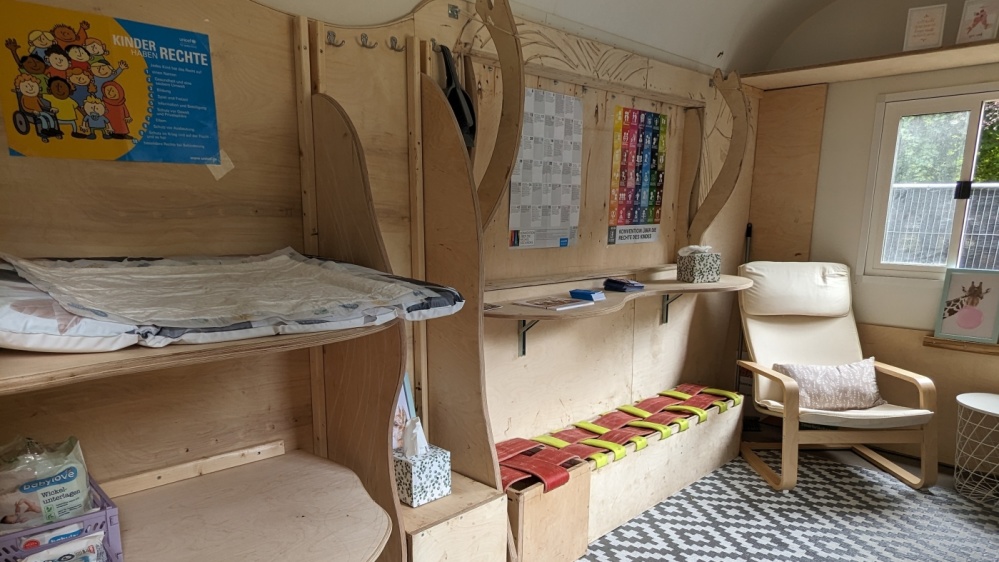 Kinderrechte Bauwagen Der "Kinderrechte Bauwagen" von innen. Mit gemütlichem Stuhl, Wickeltisch, Infoplakaten und Dekoration.