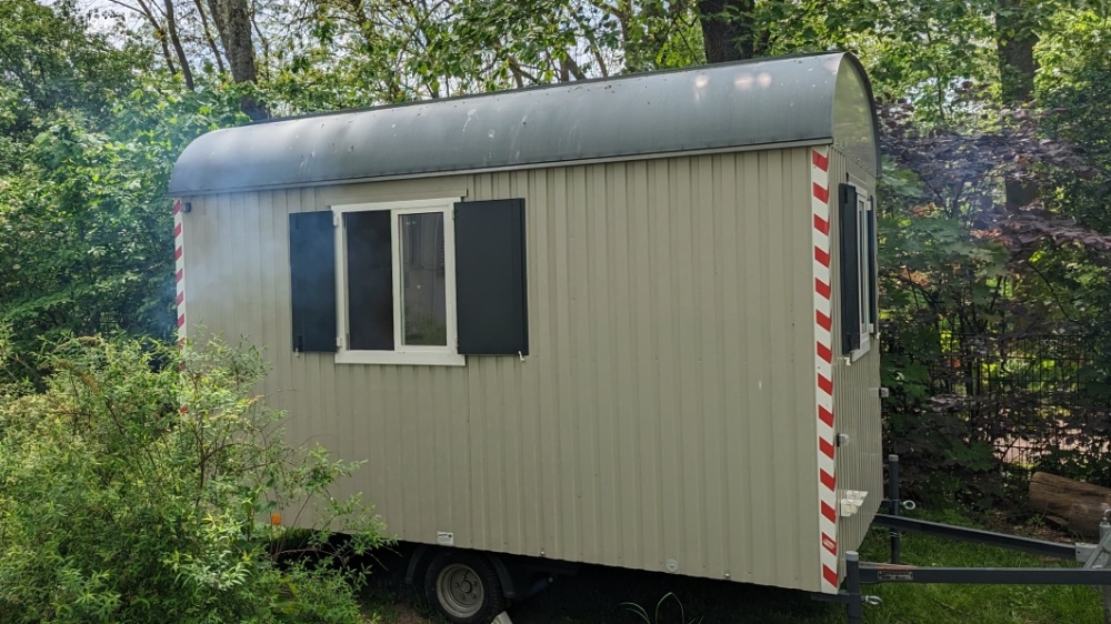Bauwagen Kinderrechte Außenansicht Bauwagen Kinderrechte Außenansicht auf einer grünen Wiese