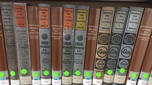 Adressbücher im Regal Adressbücher im Regal