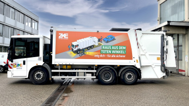 ZKE-Müllfahrzeug mit Beklebung zum Thema "toter Winkel" Image