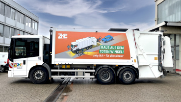 ZKE-Müllfahrzeug mit Beklebung zum Thema "Toter Winkel" Image