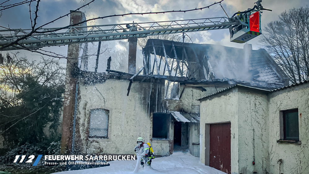 Einsatzbilder - Gebäudebrand Zum Güterbahnhof in Dudweiler Einsatzbilder - Gebäudebrand Zum Güterbahnhof in Dudweiler