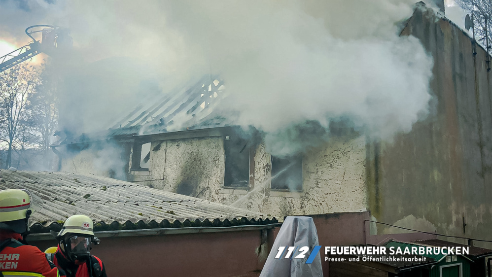 Einsatzbilder - Gebäudebrand Zum Güterbahnhof in Dudweiler Einsatzbilder - Gebäudebrand Zum Güterbahnhof in Dudweiler