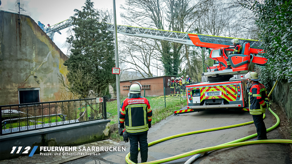 Einsatzbilder - Gebäudebrand Zum Güterbahnhof in Dudweiler Einsatzbilder - Gebäudebrand Zum Güterbahnhof in Dudweiler