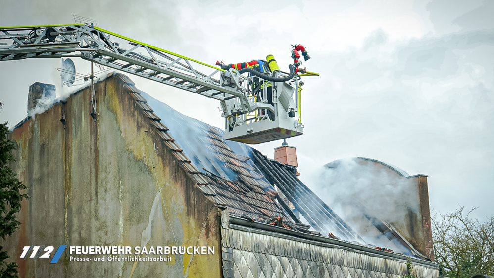 Einsatzbilder - Gebäudebrand Zum Güterbahnhof in Dudweiler Einsatzbilder - Gebäudebrand Zum Güterbahnhof in Dudweiler