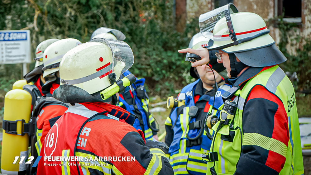Einsatzbilder - Gebäudebrand Zum Güterbahnhof in Dudweiler Einsatzbilder - Gebäudebrand Zum Güterbahnhof in Dudweiler