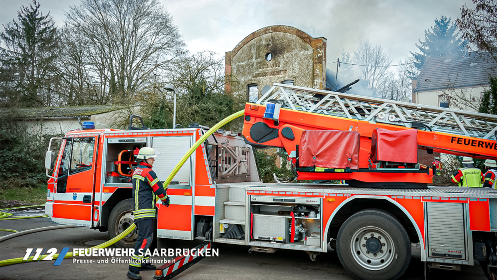 Einsatzbilder - Gebäudebrand Zum Güterbahnhof in Dudweiler Einsatzbilder - Gebäudebrand Zum Güterbahnhof in Dudweiler