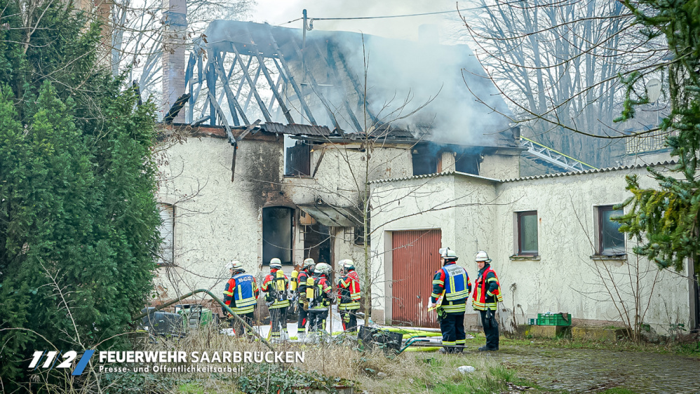 Einsatzbilder - Gebäudebrand Zum Güterbahnhof in Dudweiler Einsatzbilder - Gebäudebrand Zum Güterbahnhof in Dudweiler
