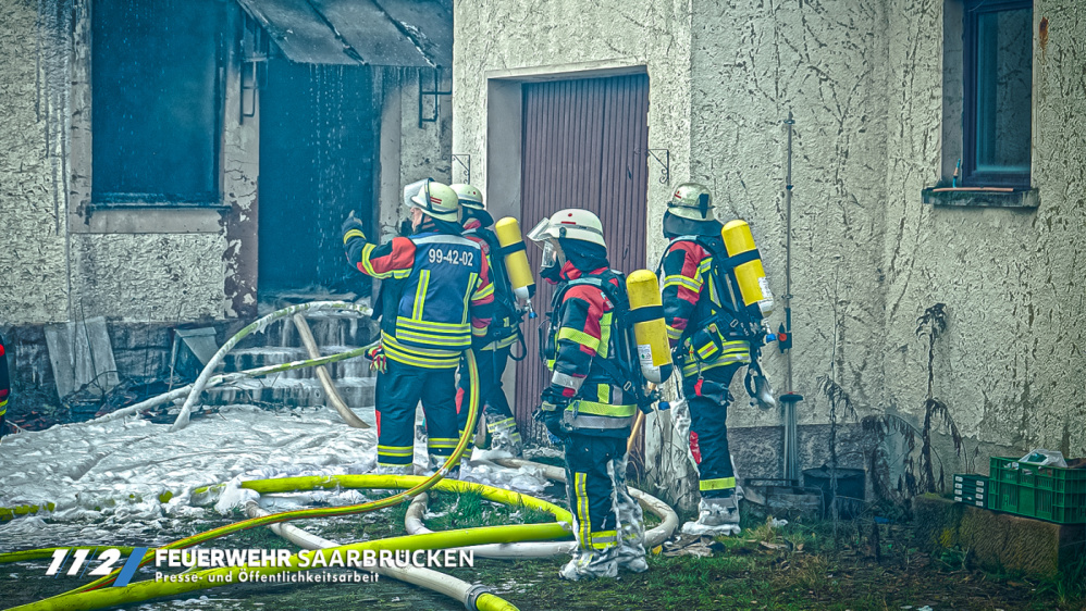 Einsatzbilder - Gebäudebrand Zum Güterbahnhof in Dudweiler Einsatzbilder - Gebäudebrand Zum Güterbahnhof in Dudweiler