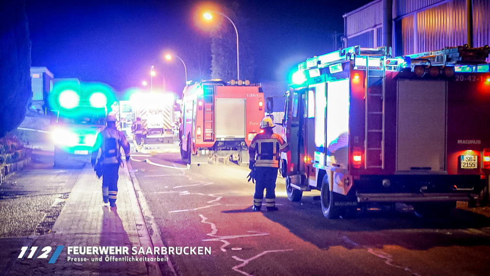 Einsatzbilder - Brand Garagenkomplex in Bischmisheim Einsatzbilder - Brand Garagenkomplex in Bischmisheim