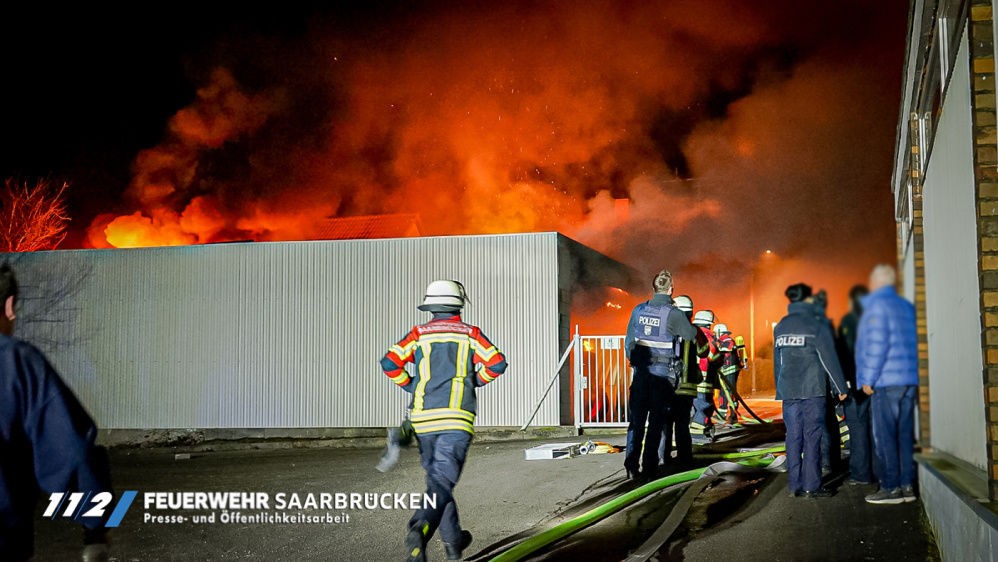 Einsatzbilder - Brand Garagenkomplex in Bischmisheim Einsatzbilder - Brand Garagenkomplex in Bischmisheim