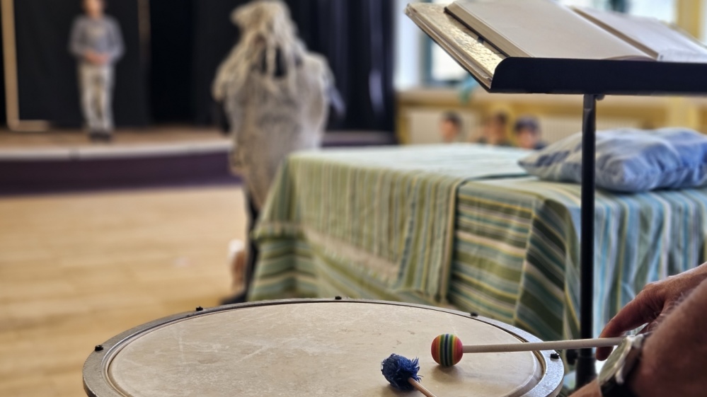 Tanztheater Blick in den Theaterraum mit Trommel und zwei Kindern
