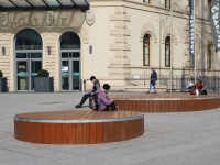 Das Kulturamt der Landeshauptstadt Saarbrücken hat im März 2024 die Skulptur KARLI vor der Europa-Galerie saniert. Das Kunstwerk, zwei runde Plattformen mit Durchmessern von fünf und drei Metern, wurde 2010 vom Künstler Alexander Karle geschaffen und ist seither ein beliebter Treffpunkt und stark frequentierter Aufenthaltsbereich im öffentlichen Raum. Das Kulturamt der Landeshauptstadt Saarbrücken hat im März 2024 in Zusammenarbeit mit der Zentralen Werkstatt des Amtes für Stadtgrün und Friedhöfe die Skulptur KARLI vor der Europa-Galerie saniert. Das Kunstwerk, zwei runde Plattformen mit Durchmessern von fünf und drei Metern, wurde 2010 vom Künstler Alexander Karle geschaffen und ist seither ein beliebter Treffpunkt und stark frequentierter Aufenthaltsbereich im öffentlichen Raum. Bestehend aus zwei Elementen, bietet die Skulptur Raum für verschiedene Aktivitäten wie Sitzen, Liegen, Skateboardfahren, Demonstrieren oder sogar für Konzerte. Karle betrachtet diese Elemente als Kunstwerke mit zwei Komponenten, den stets unveränderlichen Sockeln und den sich ständig verändernden oberen Teilen. „So verändert sich die Skulptur ständig. Die Menschen werden Teil der künstlerischen Arbeit“, sagt Karle.