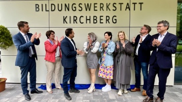 Vertreterinnen und Vertreter von Stadt, Land und Regionalverband bei der Eröffnung der Bildungswerkstatt Kirchberg Image