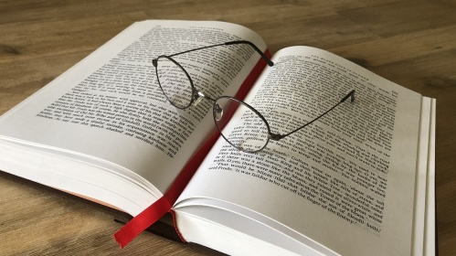 Bücherlesung Aufgeschlagenes Buch