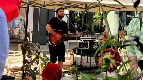 Musiker singt an der Eröffnung der Sommerstraßen Musiker an der Eröffnung der Sommerstraßen
