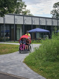 Kinder bei Rikschafahrt