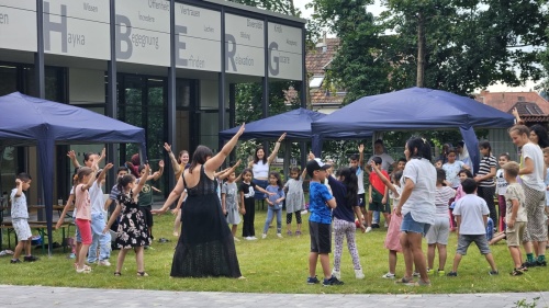 Sprachcamp auf Rasen der Bildungswerkstatt