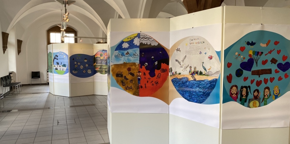 „Der grüne Bücherwurm“ Kunstprojekte von Kindern auf Stehwänden