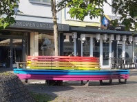 Mit der Regenbogenbank setzte die Landeshauptstadt in 2023 ein Signal für Akzeptanz und Vielfalt sowie gegen die Diskriminierung von Menschen mit den unterschiedlichsten sexuellen Orientierungen und Geschlechtsidentitäten. Die bunte Rundbank dient als Begegnungsort und symbolisiert die Akzeptanz verschiedener Lebensstile. Mit der Regenbogenbank setzte die Landeshauptstadt in 2023 ein Signal für Akzeptanz und Vielfalt sowie gegen die Diskriminierung von Menschen mit den unterschiedlichsten sexuellen Orientierungen und Geschlechtsidentitäten.