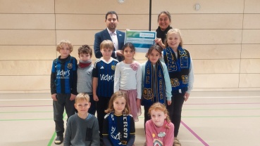Michele Rossi, Amtsleiter Grünamt, Schulleitung Alexandra Hoffmann und Kinder der Grundschule Rodenhof Image