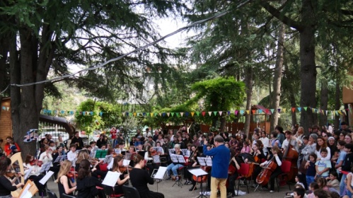 Konzert der Waldorfschulen Saarbrücken-Tbilissi, Oktober 2024 Junge Leute musizieren im Freien