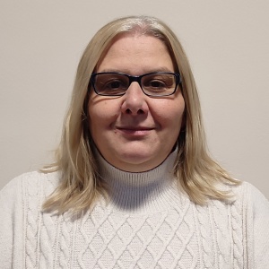 Bezirksbehindertenbeauftragte Judith Hettrich, Bezirk West Bezirksbehindertenbeauftragte Judith Hettrich steht vor einer Wand und lächelt