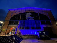 E-Werk beim Neujahrsempfang 2025 Blau beleuchtetes E-Werk nachts