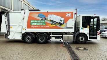 ZKE-Müllfahrzeug mit Beklebung zum Thema "Toter Winkel" Image