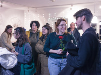 Menschen im Gespräch nach Auftakt Demokratie leben Menschen sprechen miteinander im Filmhaus