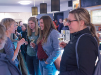 Frauen im Gespräch nach Auftakt Demokratie leben 2025 eine Gruppe Frauen spricht miteinander im Filmhaus