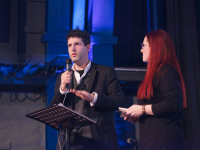 Benjamin Chait und Sandra Steinmetz beim Auftakt Demokratie leben 2025 Benjamin Chait und Sandra Steinmetz sprechen auf der Bühne