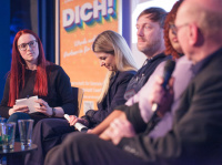 Podium beim Auftakt Demokratie leben 2025 Menschen sprechen miteinander in einer Podiumsdiskussion