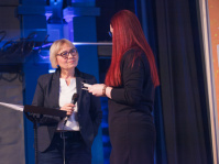 Eva Szalontai von pro familia im Gespräch mit Sandra Steinmetz bei Demokratie leben zwei Frauen sprechen miteinander auf der Bühne des Filmhauses