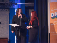 Dr. Lesya Matiyuk von kraineFreundeSaar im Gespräch mit Sandra Steinmetz zwei Frauen sprechen miteinander auf der Bühne im Filmhaus Saarbrücken