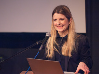 Bürgermeisterin Barbara Meyer hält das Grußwort beim Auftakt Demokratie leben die Bürgermeisterin steht am Rednerpult und spricht