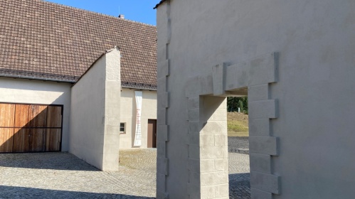Der Eingangsbereich, das ehemalige Lagertor, der Mahn- und Gedenkstätte Ravensbrück heute. Der Eingangsbereich, das ehemalige Lagertor, der Mahn- und Gedenkstätte Ravensbrück heute.