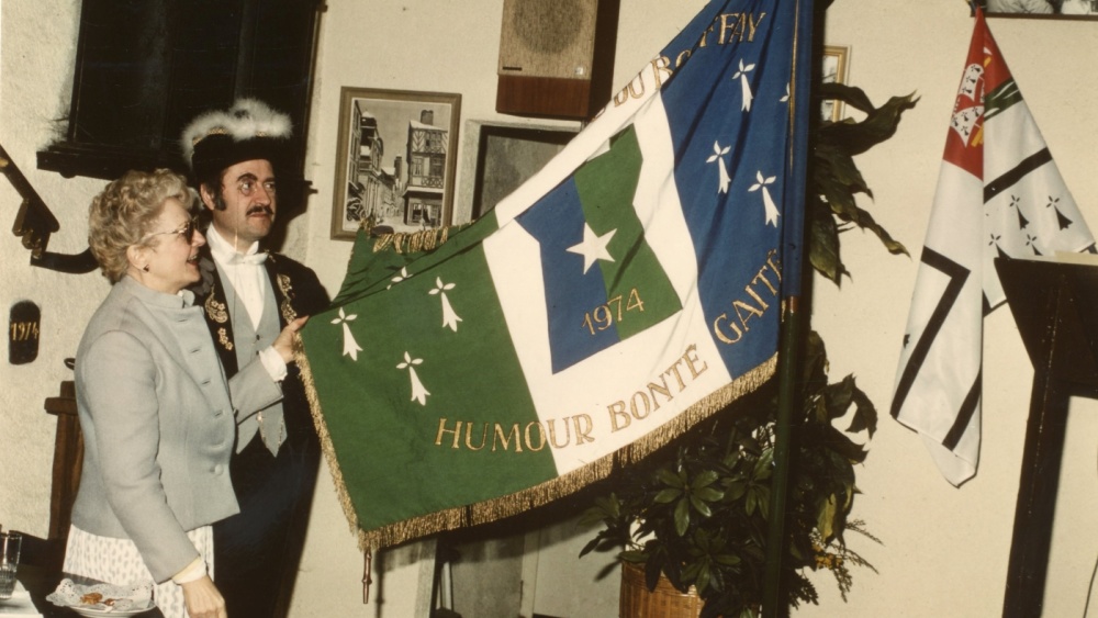 Bürgerreise zu Ostern 1985 nach Nantes – 20 Jahre Städtepartnerschaft Wappen der Commune libre Bouffay – Humour, Bonte, Gaîté 1974