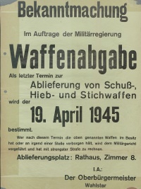 Aufruf zur Abgabe von Schuss-, Hieb- und Stichwaffen im Rathaus bis zum 19. April 1945.