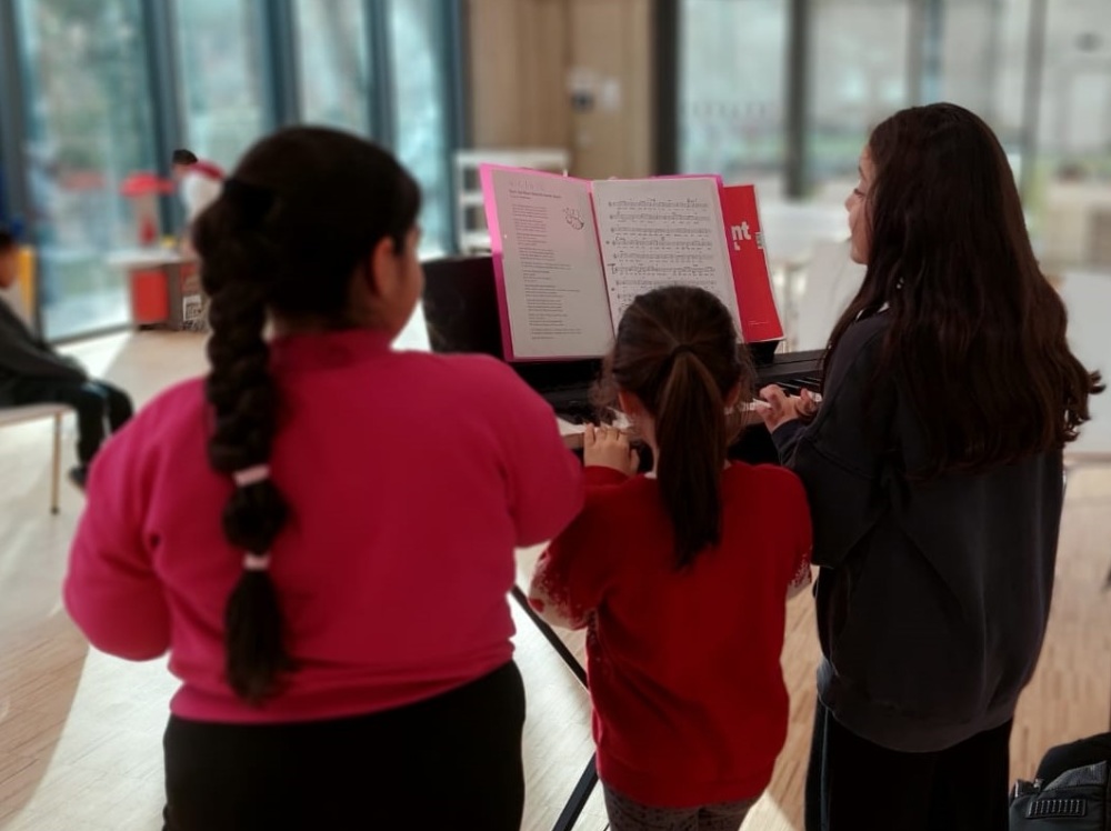 Bildungswerkstatt-Chor Kinder hinter einem Notenständer