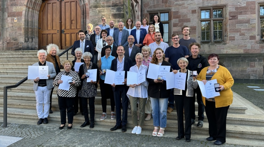 Die Empfängerinnen und Empfänger mit OB Conradt vor dem Rathaus Gruppenbild auf Rathaustreppe