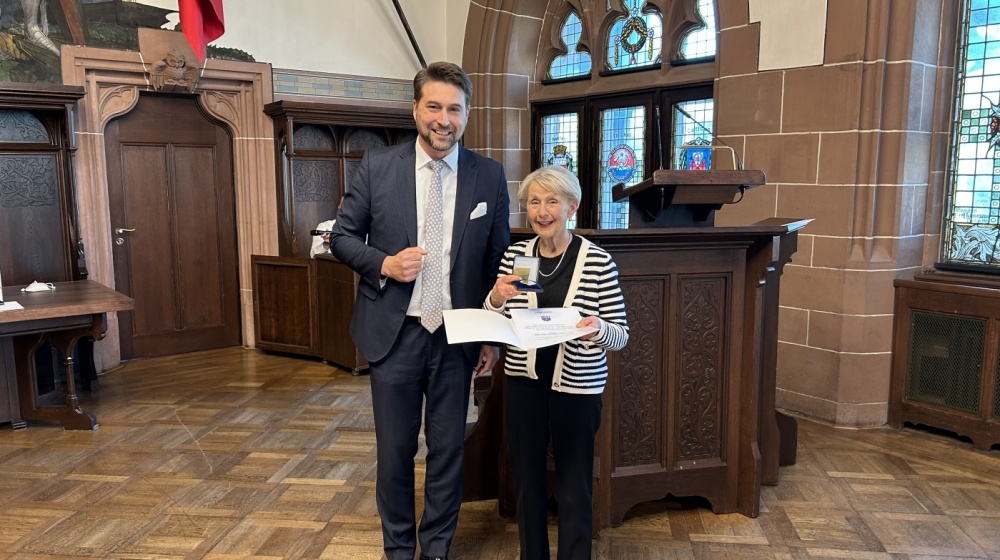 Helga Ehretsmann mit OB Conradt Helga Ehretsmann mit OB Conradt im Rathausfestsaal