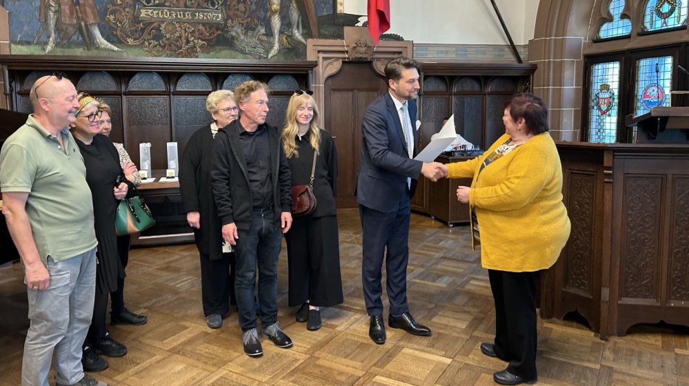Ingos kleine Kältehilfe Mitarbeiter von Ingos kleiner Kältehilfe mit OB Conradt im Rathausfestsaal